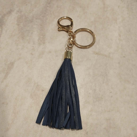 *SOLD* 3/$10 🛍️ Faux Leather Tassel Keychain - Picture 4 of 6